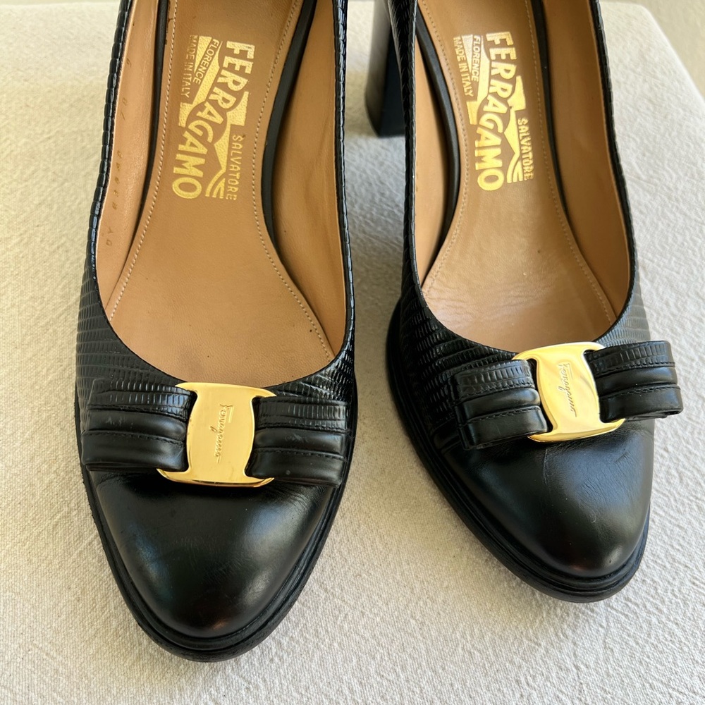 Salvatore Ferragamo black leather heels with bow - Picture 3 of 8